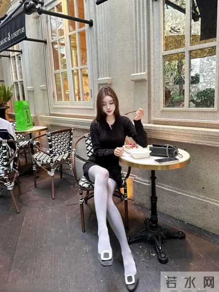 秋冬甜酷风穿搭指南：一条小黑裙的七十二变