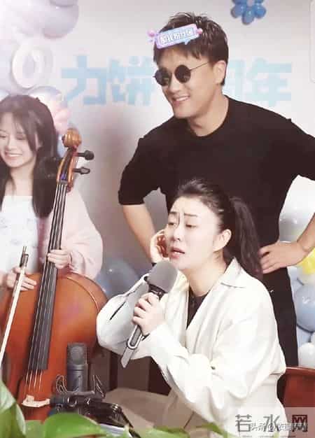 孙媛正讲小红和小白的故事,饼家人来访,她把二饼的话又说了一遍