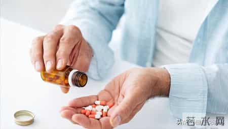 医生研究得出：大量喝茶的高血脂患者，不用多久，身体或有5变化