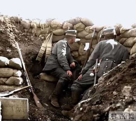 48张老照片看奇闻奇事，爱因斯坦合影卓别林，沙漠中的绿洲，在建中的埃菲尔铁塔