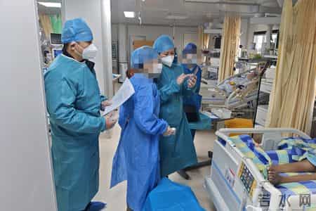 丈夫重病在身，妻子求助警方：他身份证过期了，医疗结算很麻烦；杭州民警穿防护服进ICU为男子办新证