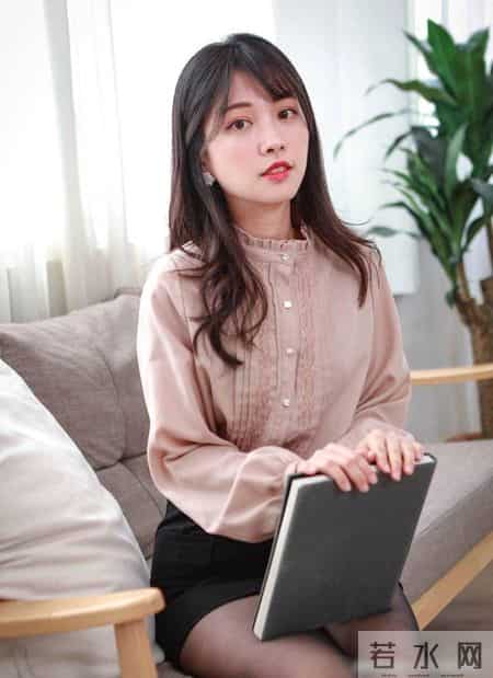 粉色的衬衫搭黑色包臀裙搭配一双黑色的高跟鞋不错的职场穿搭哦!