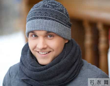 天气寒冷，常戴帽子好吗？医生：过了69岁，戴帽子千万注意这几点