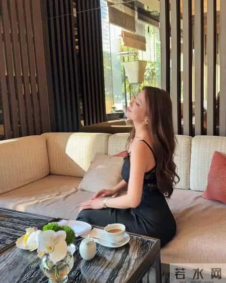 广东省台女主持人下班前后的穿搭，蕾丝吊带裙子也太反差了