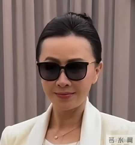 巴黎明星见光死！刘嘉玲发际线秃，周也脸肿，温碧霞一身红好辣眼