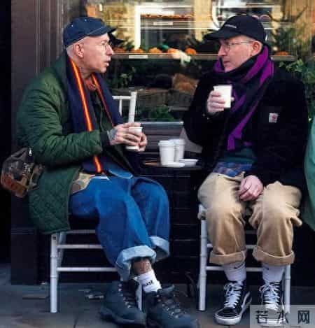 看中国大叔，再看法国大叔，我懂了：年纪大要少穿羽绒服、冲锋衣