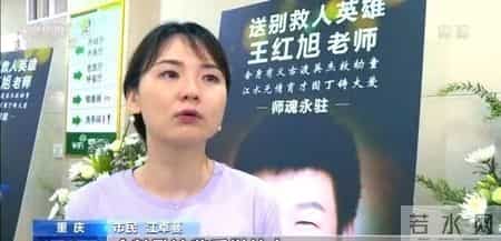 福建一男子殡仪馆抱着妻子遗像哭得悲痛欲绝，警察过来问道：你卡里的12万转给了谁？