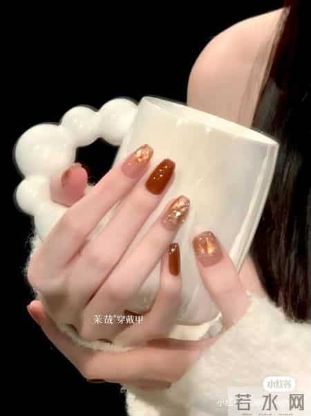 红豆沙焦糖色混搭美甲