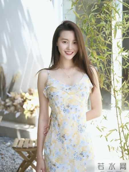 吊带连衣裙这样穿，高级感满满，让你尽显清新淡雅的时尚风采