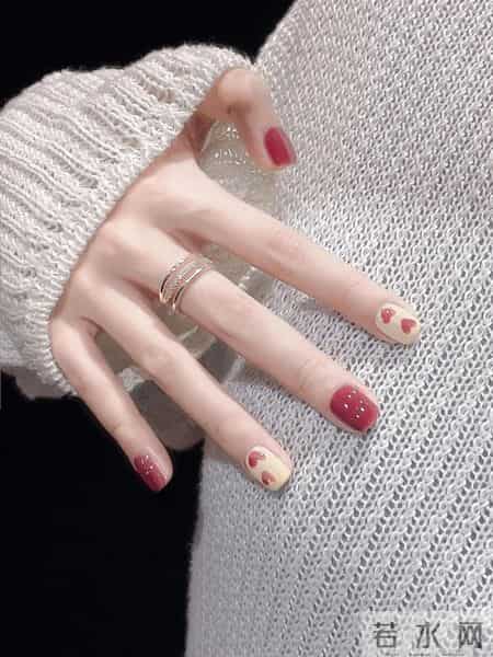 “梅裸色打底，爱心涂鸦是写给指尖的情书”