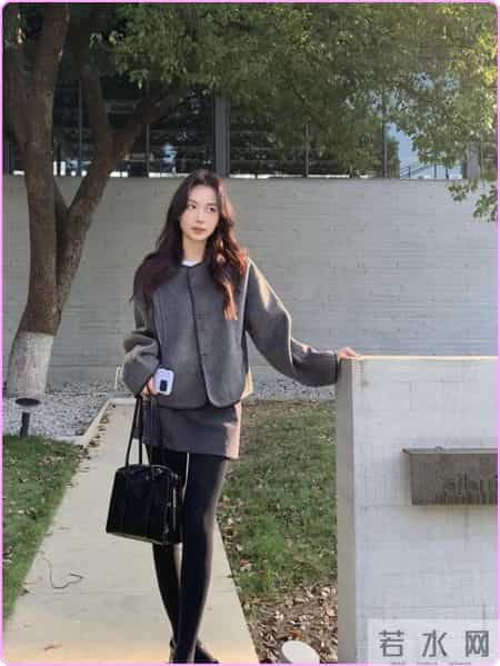“灰色短大衣 + 同色系半裙 + 厚黑袜”，全灰是这个秋冬的氛围感密码！