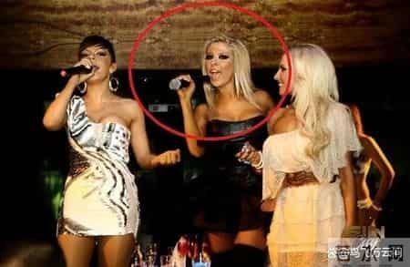 48张老照片看奇闻奇事，爱因斯坦合影卓别林，沙漠中的绿洲，在建中的埃菲尔铁塔