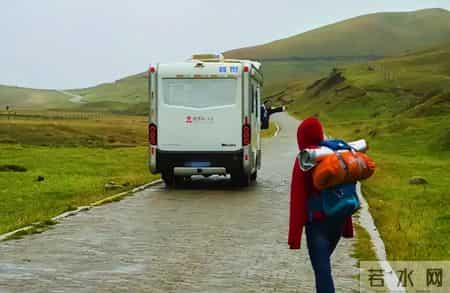 我开长途货车，在戈壁滩捎了个漂亮女人，她哀求：大哥，求你个事