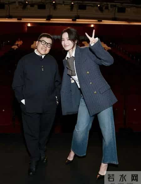 大衣搭牛仔裤，夹克搭牛仔裤，羽绒搭牛仔裤，西装搭牛仔裤，有质感也有智感！