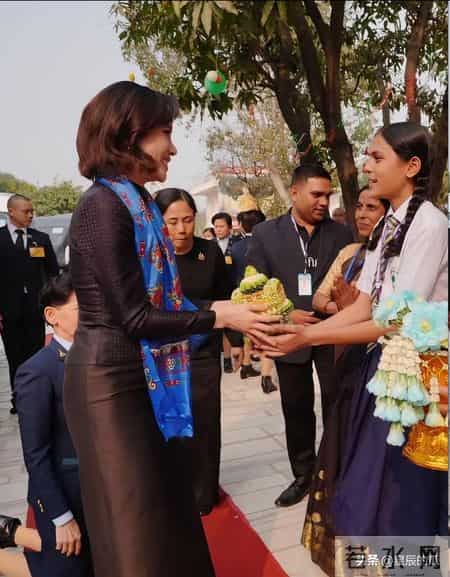 贵妃最后1站！印度小学做功德，戴爱马仕上万披肩 心情沉重不开心