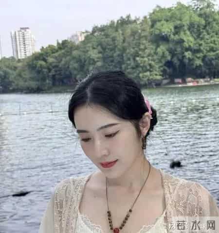 建议成熟女人多穿“蕾丝”风格，蕾丝款的衣服真的太有女人味了