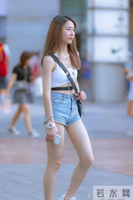 白色小背心搭配牛仔短裤,成熟性感却又充满青春活力