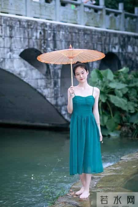 吊带连衣裙这样穿，高级感满满，让你尽显清新淡雅的时尚风采
