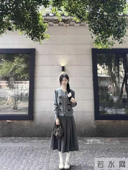 新年内搭就穿「毛衣+半裙」 ,聚会吃漂亮饭赢麻了!