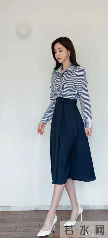 蓝白条纹衬衫搭配高腰A字纽扣半身裙，优雅复古。