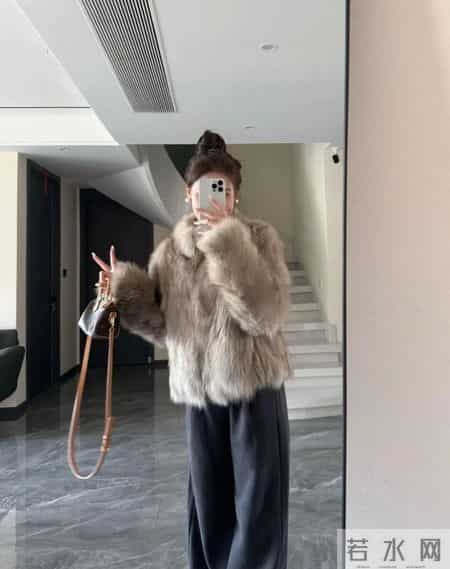 “浅棕皮草 + 阔腿裤” 太绝了！富家千金秋冬氛围感直接拉满～