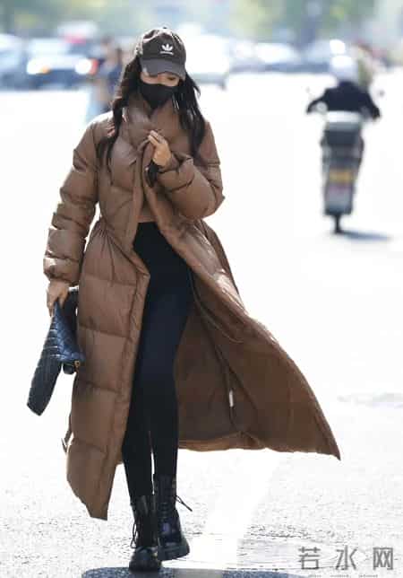 穿羽绒服配什么裤子好看？看杭州、上海街拍就知道：小脚和阔腿的差距大