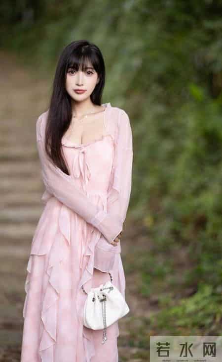 粉色吊带裙和披肩让女性在保持自己成熟的同时展现出青春和活力