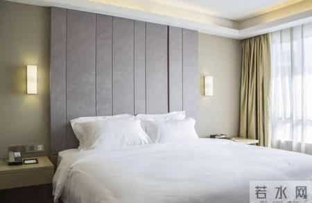 酒店床上为什么总放4个枕头？原来不是摆设，90%的人都用错了