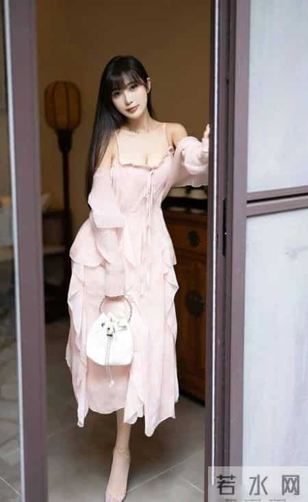 粉色吊带裙和披肩让女性在保持自己成熟的同时展现出青春和活力