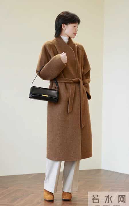 每年必火的“咖色大衣”，今年这么穿时髦洋气又高级！