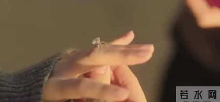 钻石神话彻底碎了!巨头囤140亿货卖不动狂降价,1万8买的只值180