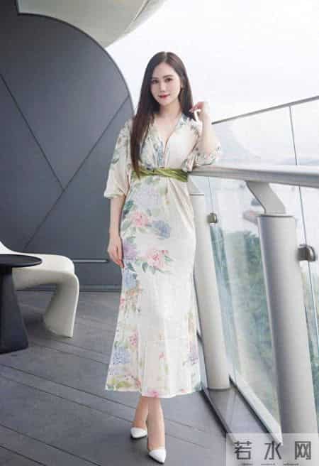 那件让人眼前一亮的缎面印花连衣裙：优雅与气质的绝妙拍档