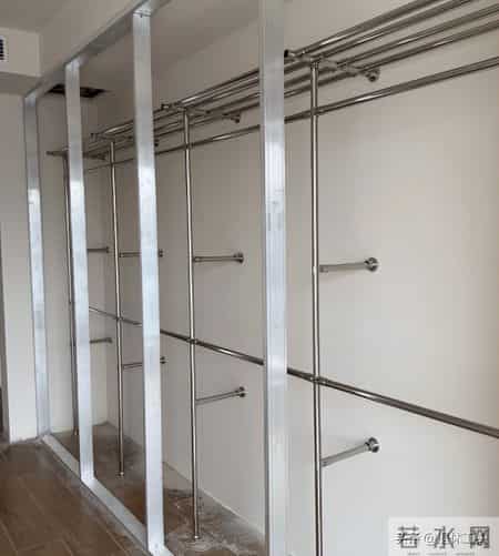 我家砌墙金属衣柜塌了！结果看到网友们的新做法，赶紧砸了重新装