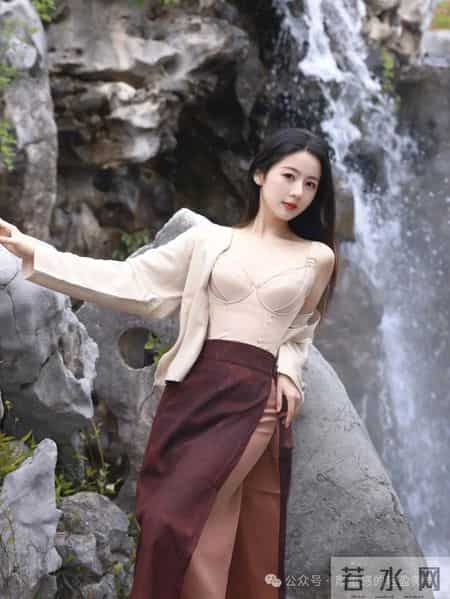 在山水间，尝试了这身新中式叠穿！