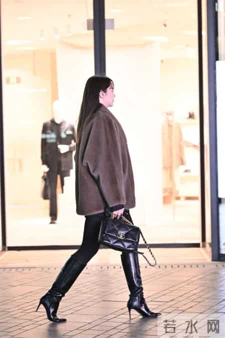 8厘米的黑色尖头细跟长靴,搭配黑色紧身裤,深灰色貂皮外套