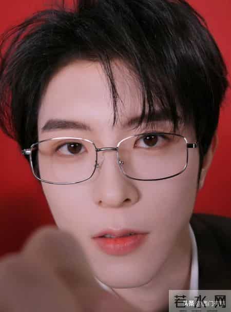 邱鼎杰直播白衬衫配金丝眼镜霸总范十足！衬衣褶皱多成槽点！