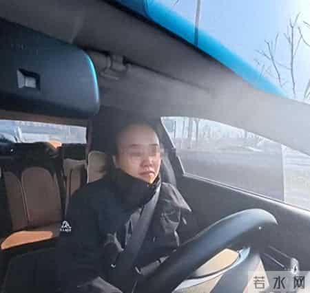 23岁女子被继父持刀威胁，亲妈不阻止还造谣她，内幕让人头皮发麻