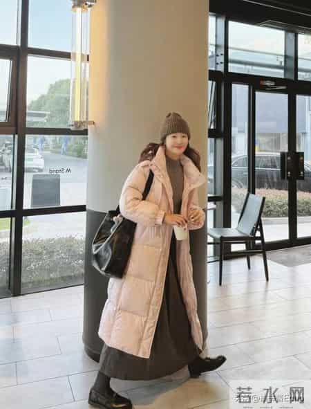 今年流行“灰+粉”，穿出高级的时髦感