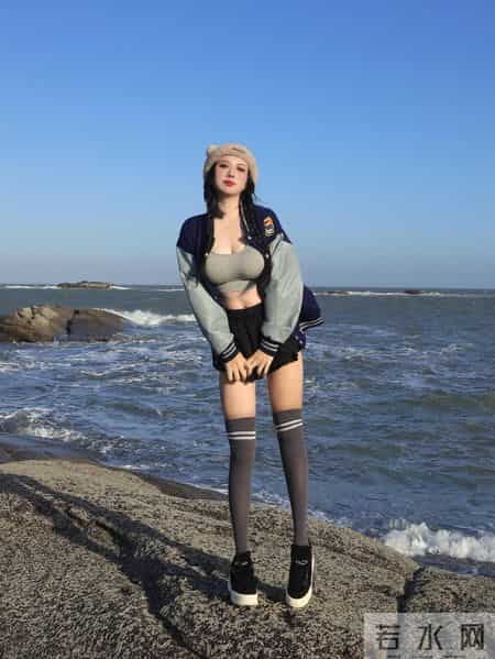 棒球服+短裙在海边把“甜酷松弛感”焊死了