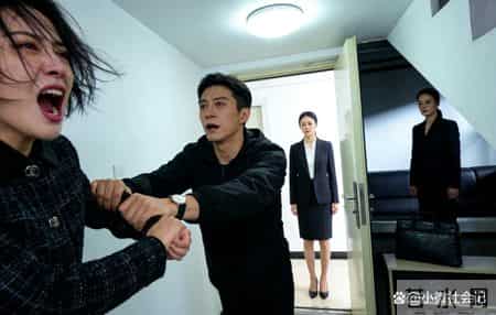 妻子连续7年在娘家过除夕，今年我没再打电话催她，大年初一她拖着行李箱回家，推开门却愣在当场