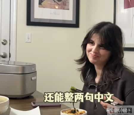 在美提前过年A妈一桌中餐,茉莉瘦一圈姥姥住半年要回国?