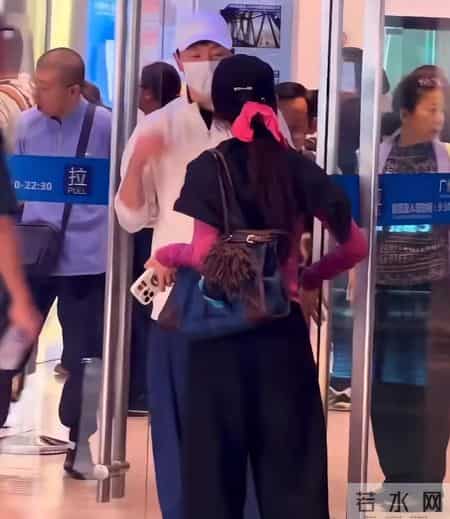 马龙夫妻俩带娃在广州逛完科技馆后，和岳父、岳母一起聚餐，认真挑海鲜，买完后付款很有人夫感