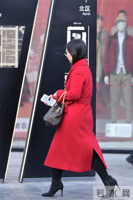 10厘米的黑色尖头细跟短靴,搭配黑色紧身裤,红色呢子大衣