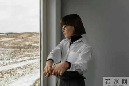 如果一个人还穿10年前的衣服，说明她这3个方面很特别