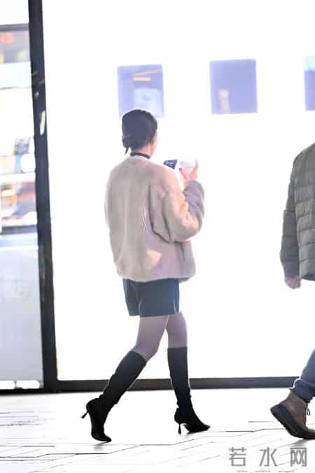 5厘米的黑色尖头细跟长靴，超薄黑色丝袜，黑色皮短裤