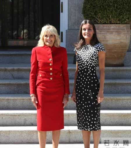 法国第一夫人遇劲敌,比美国第一夫人小2岁,衣品、年轻度输太多