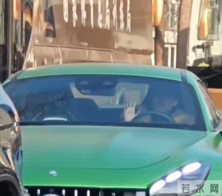 大头真是800个心眼！开辆酷炫绿色新车打着闪光灯，跟谁打招呼呢