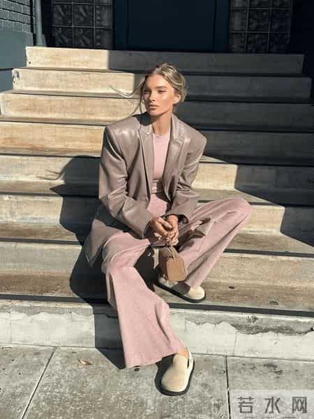 “阔腿裤+勃肯鞋”竟是冬天最流行组合，松弛又减龄