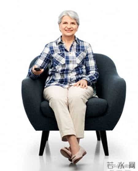 八十婆婆轮班住我家客厅，看电视到深夜睡着了，我悄悄把电视关上