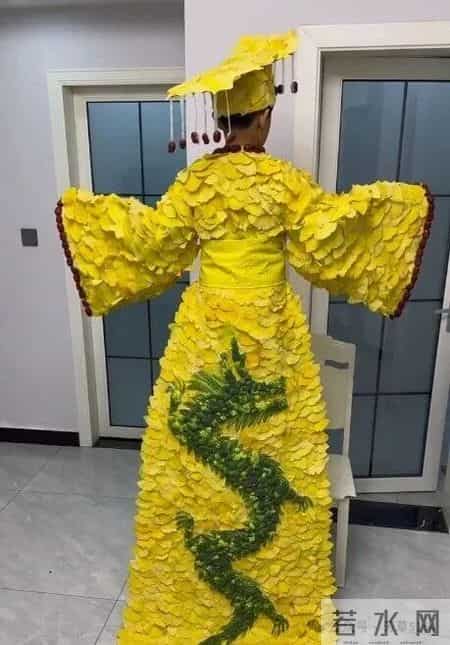 河南一宝妈，因“用银杏叶给儿子做龙袍”火了，网友：卷到马年了